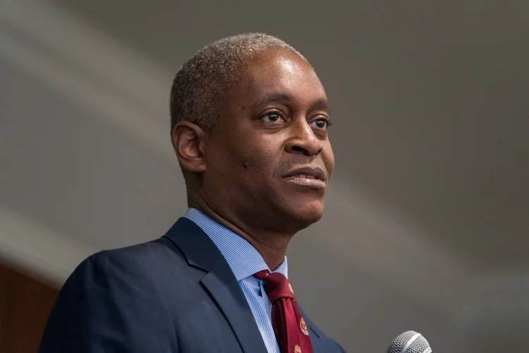 O presidente do Fed de Atlanta, Raphael Bostic, sugere que as taxas de juros podem permanecer altas por mais tempo para atingir a meta de 2%. (Bloomberg/Bloomberg)