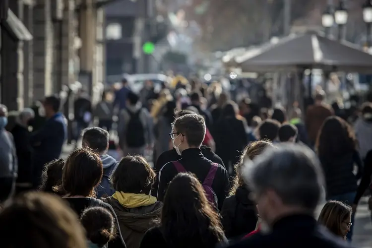 Uma das principais razões que dificultam o acúmulo de riqueza em países menos desenvolvidos é a falta de educação financeira dada para a população (Bloomberg/Bloomberg)