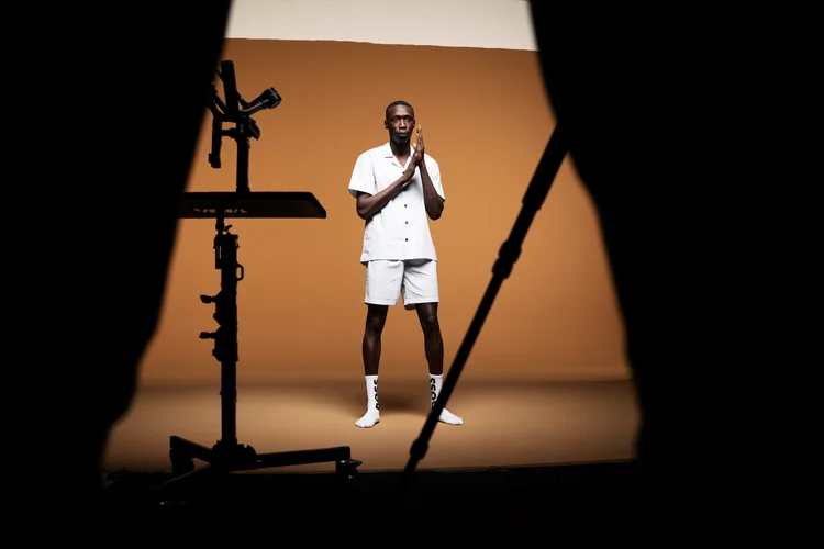 Khaby Lame, estrela italiana do TikTok e embaixador da marca, terá uma coleção cápsula co-assinada com a Hugo Boss. (Mikael Jansson/Divulgação)