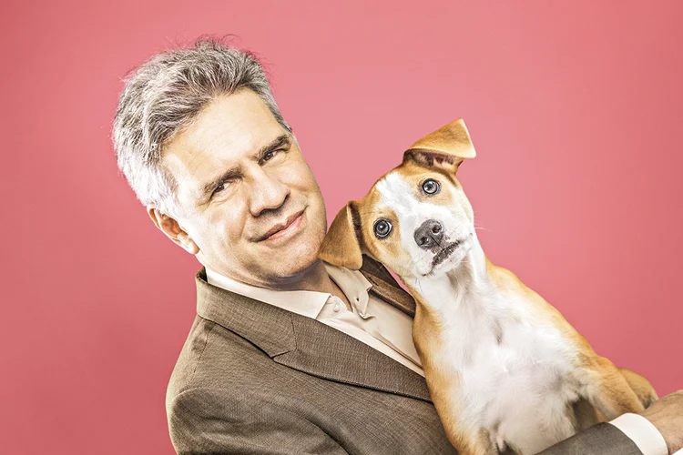 Sergio Zimerman, CEO e fundador da rede Petz, junto com a cachorrinha Susi: personagens de capa da edição de janeiro da EXAME (Leandro Fonseca/Exame)