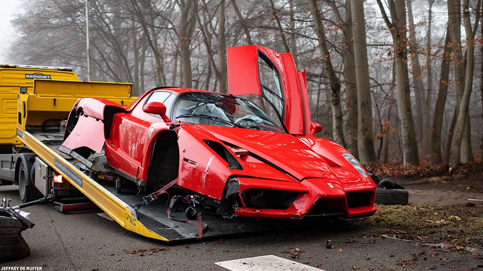 Ferrari Enzo destruído no acidente (Jeffrey de Ruiter/Exame)