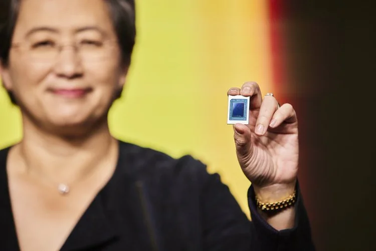 A CEO da AMD Lisa Su, segura o novo chip de 6nn da linha 6000 (Foto/Divulgação)