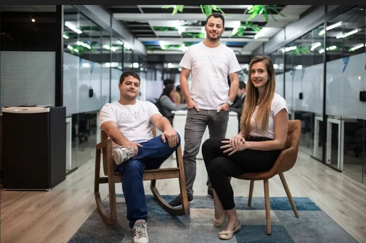 Fernando Carrasco, Marcos Salama e Laura Camargo, fundadores da Inventa: startup levantou R$ 405 milhões em um ano (Inventa/Divulgação)