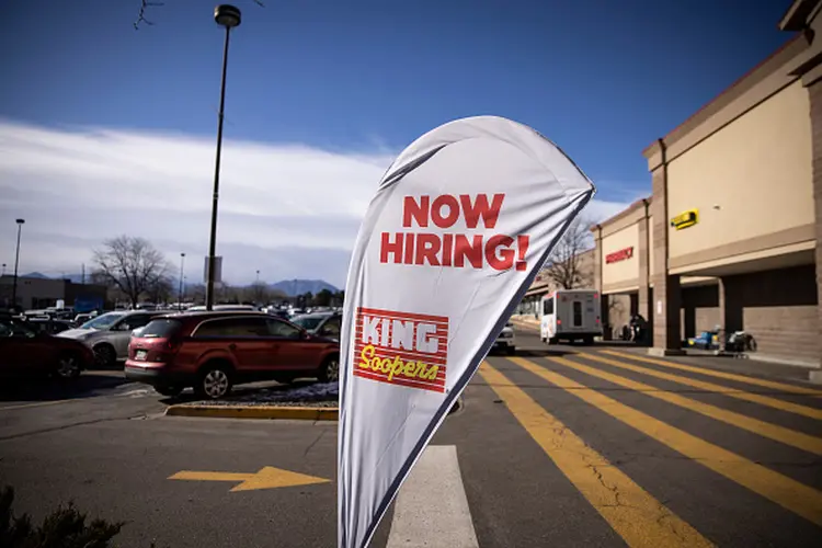 Placa de "estamos contratando" em supermercado americano: mercado prevê alta de 200 mil empregos urbanos em outubro (Chet Strange/Bloomberg via/Getty Images)