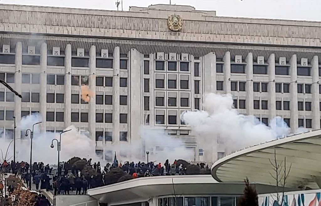 Protestos derrubaram governo no Cazaquistão, que se tornou importante centro de mineração de bitcoin após proibição da atividade na China (AFP/Getty Images)