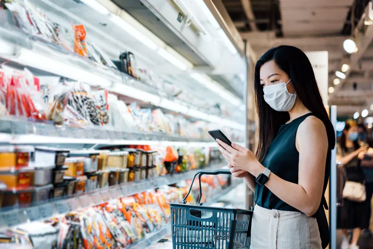 Alguns consumidores se acostumaram com a vida no confinamento e continuarão consumindo em casa. Já outros ficaram inquietos e rebeldes durante a pandemia e estão prontos para voltar a participar plenamente da sociedade. (d3sign/Getty Images)