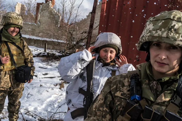 Jovens soldados ucranianos posam para foto (Brendan Hoffman/Getty Images)