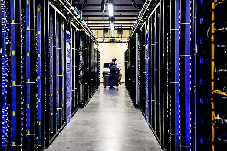 Funcionário passa por data center do Facebook no Oregon (Meg Roussos/Bloomberg via/Getty Images)