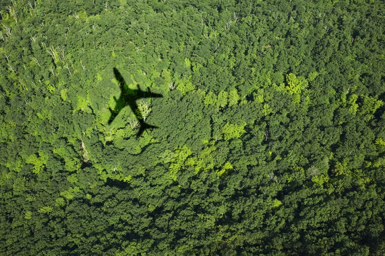 Setor de aviação deve usar 100% de combustíveis sustentáveis até 2050, de acordo com as metas de redução de emissões de curto prazo conhecidas como Breakthroughs 2030 (Thomas Jackson/Getty Images)