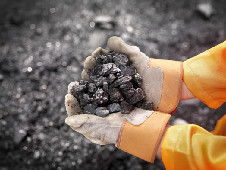 Apenas em 2019, a humanidade extraiu e consumiu 92 bilhões de toneladas de recursos naturais (https://www.gettyimages.com.br/detail/foto/coal-worker-with-handful-of-coal-imagem-royalty-free/96390221/Divulgação)