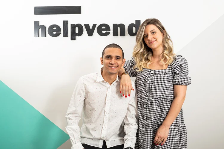 Renan Andrade ao lado de Nathália Gimenez: mais de 70 clientes em dois anos de atuação, e uma média de 125 pedidos intermediados por hora (HELPVEND/Divulgação)