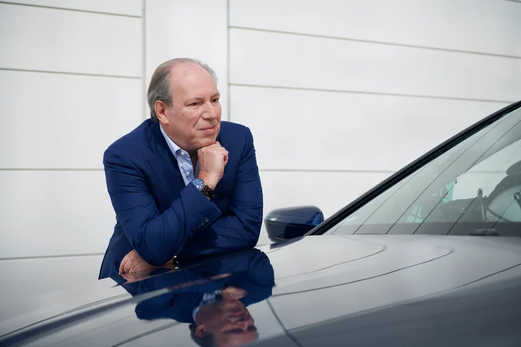 Hans Zimmer apoiado no carro BMW i4 Gran Coupé, que chega ao Brasil em 2022 (BMW/Divulgação)