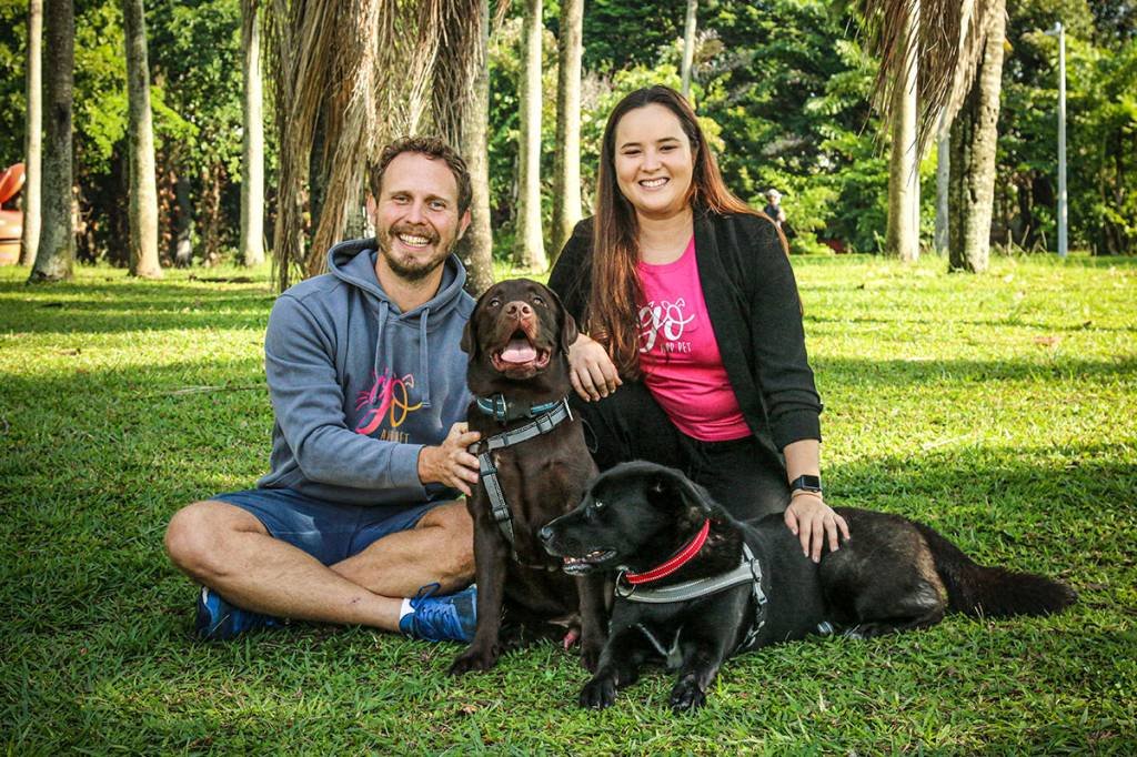 Caetano Altafin e Marcela Grezes, fundadores da Woof: startup é marketplace de pet shops de bairro (Divulgação/Woof)