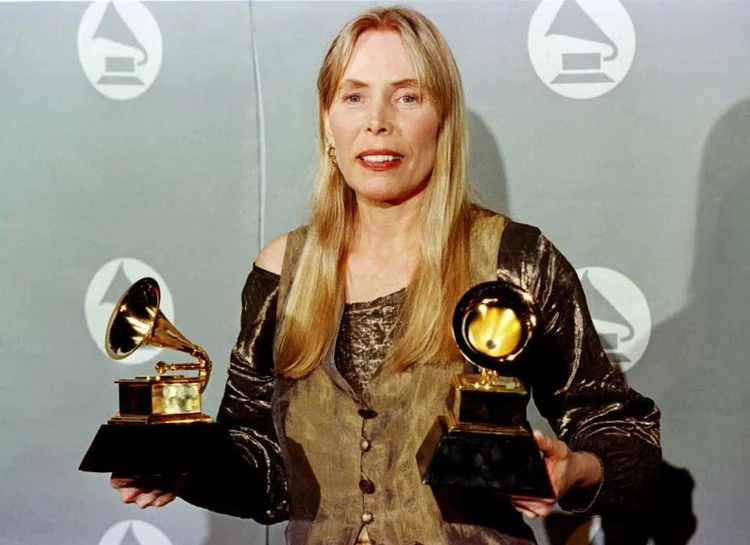 Cantora Joni Mitchell recebe dois prêmios Grammy em 1996 (Jeff Haynes/AFP)