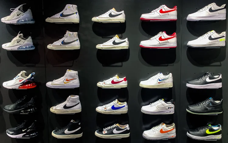 A revendedora, avaliada em quase 4 bilhões de dólares, lançou coleção de NFTs com imagens de tênis da Nike (NurPhoto/Getty Images)