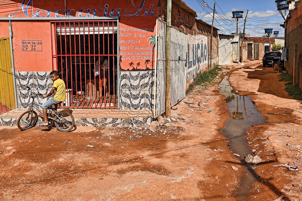 Área sem coleta de esgoto nos arredores de Brasília (Evaristo Sa/Getty Images)