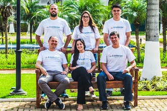 Antonio Junior, Consultor de atendimento, Luana Okawa, Advogada analista de processos, David Gomes, Consultor de antendimento, Hebert Camilo, Sócio-fundador e diretor de operações, Daniella Mendes, Head de marketing e Denys Paulon, Sócio-fundador e diretor financeiro e de relacionamento com o investidor (Anttecipe/Divulgação)