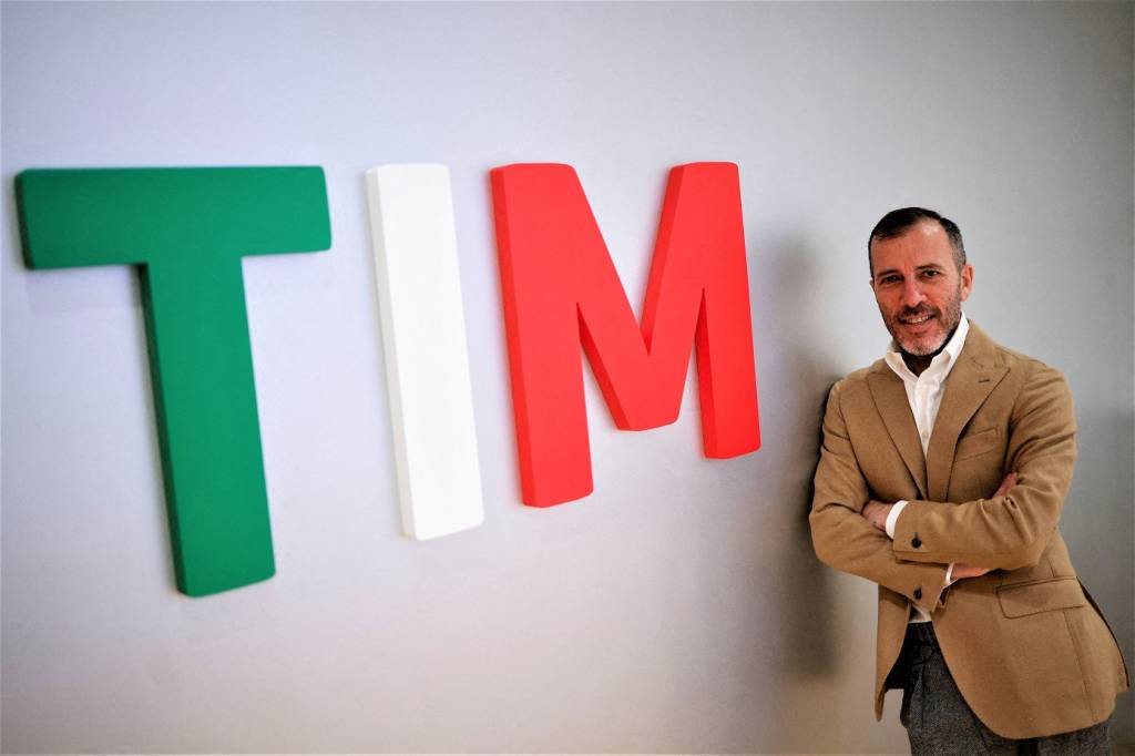 CEO global da TIM (TIMS3) compra cerca de R$ 2 milhões de ações na física