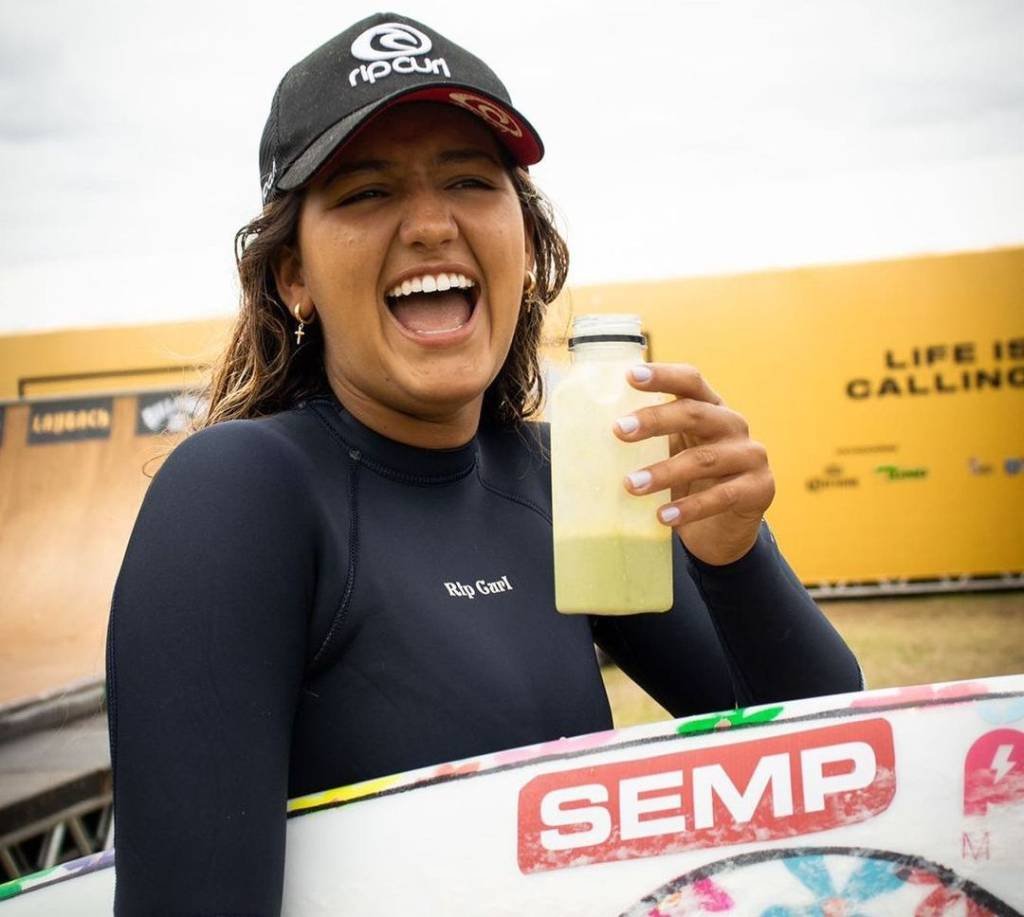Aos 16 anos, surfista Sophia Medina vira sócia de marca de Matcha
