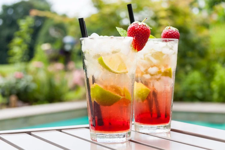 Drinques de verão: gin, rum ou uísque? confira as possibilidades para essa estação.  (Westend61/Getty Images)