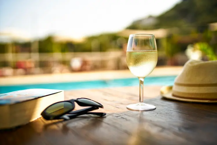 Vinhos: veja opções para beber na praia ou na piscina.  (Westend61/Getty Images)
