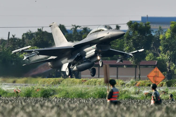 Avião F16 decola de estrada em Pingtung, no sul de Taiwan, em 15 de setembro de 2021

 (afp/AFP)