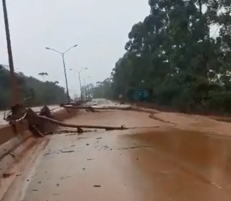 Rompimento de uma tubulação da drenagem provocou transbordamento de água em Minas Gerais (//Reprodução)