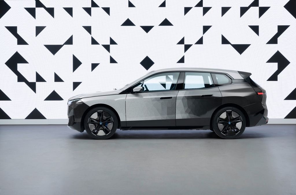 BMW apresenta novo carro que troca de cor ao toque de um botão
