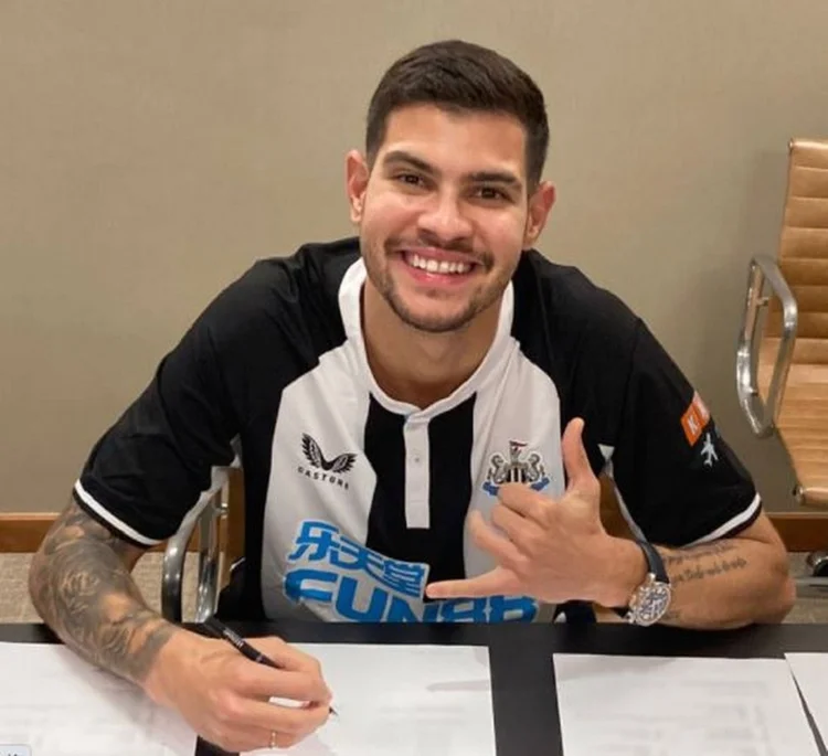 Bruno Guimarães posa com a camisa do Newcastle (NEWCASTLE/Divulgação)