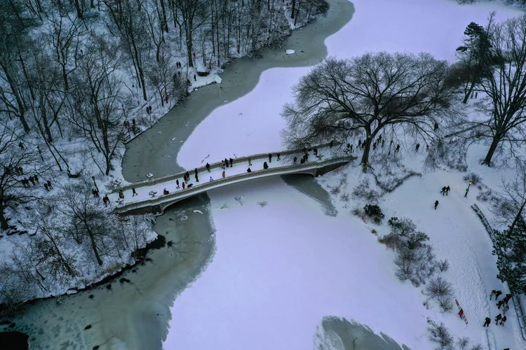 As áreas mais atingidas de Nova York e Massachusetts registraram 61 centímetros de neve acumulada (Tayfun Coskun/Anadolu/Getty Images)