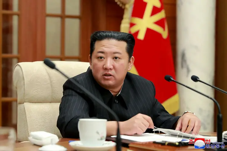Coreia do Norte e Rússia: tanto o país de Putin quanto o de Kim Jong Un estão submetidas a importantes sanções internacionais (FP PHOTO/KCNA VIA KNS/AFP)
