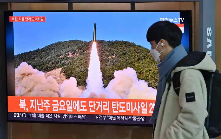 Homem acompanha lançamento de míssel na TV: Coreia do Norte dispara míssil balístico que sobrevoa o Japão (Jung Yeon-je/AFP)