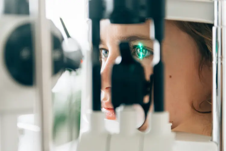 O retinoblastoma pode afetar os dois olhos ou um só. (Ferrantraite/Getty Images)