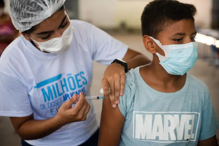 Segundo o Ministério da Saúde, 462 milhões de doses de vacinas contra contra a covid-19 já foram aplicadas (Fabio Teixeira/Getty Images)