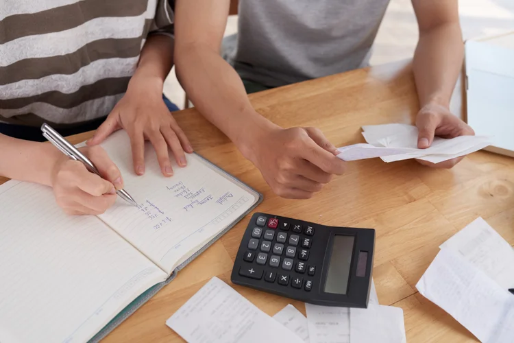 Endividamento alto: 63,4 milhões de brasileiros têm, juntos, 213 milhões de dívidas, com valor médio de R$ 1.189. Os dados indicam que cada um desses consumidores deve, em média, R$ 4.000,60 — valor mais de três vezes maior ao salário mínimo atual (Freepik/Divulgação)