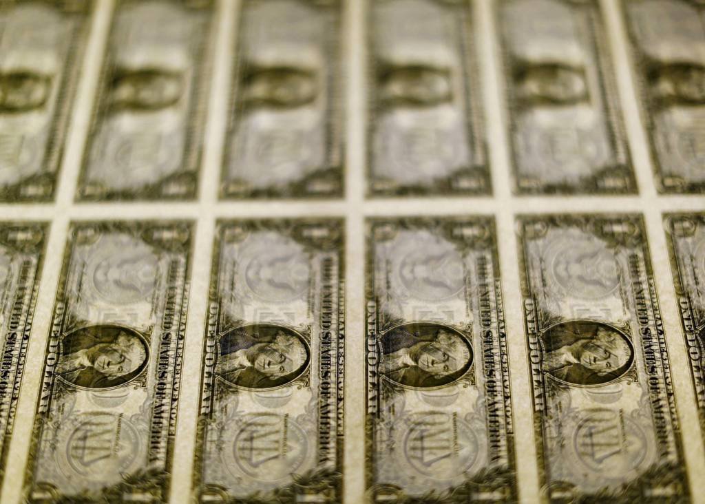 Dólar salta 4% com expectativa de juros mais altos nos EUA