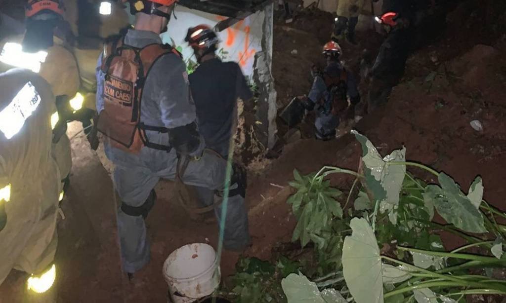 Deslizamento de terra deixa três mortos em Embu das Artes, na Grande SP