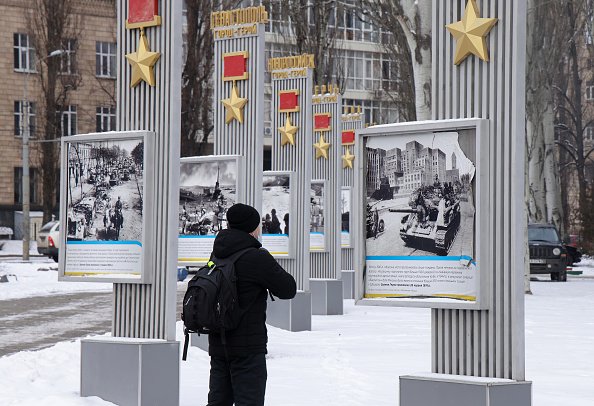 Exposição sobre a Segunda Guerra Mundial em Kiev, na Ucrânia, no início do ano: mercado foi surpreendido pelo ataque da Rússia (Sean Gallup/Getty Images)
