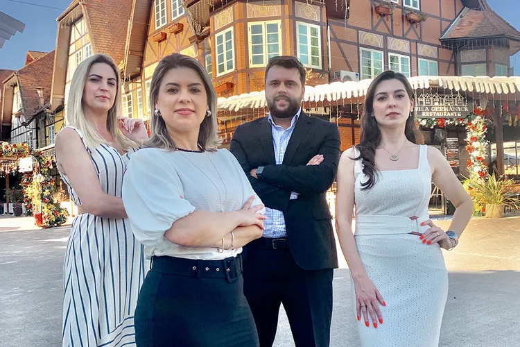 Cintia Rickmann Schaefer, Giovanna Loiza de Oliveira Koller, Bruno Lopes e Sara Beatriz de Souza (da esq. para dir) (Nilo/Divulgação)