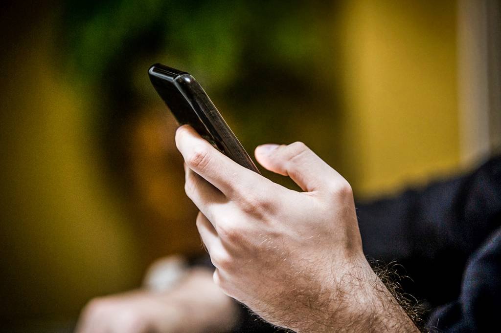 Celular: Anatel consolidou uma lista dos 410 usuários que mais realizam chamadas curtas (DircinhaSW/Getty Images)