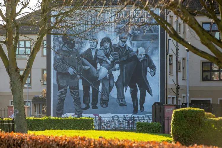 Mural que representa as manifestações do "Bloody Sunday", no bairro católico de Bogside, em Londonderry (AFP/AFP)