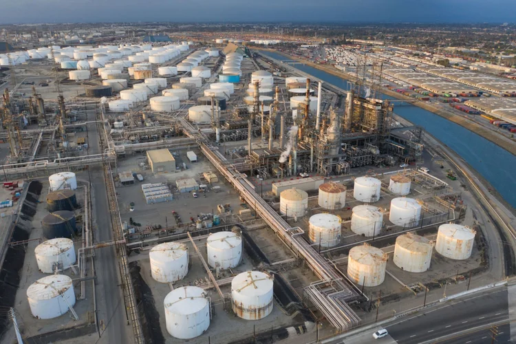 Refinaria e tanques de petróleo da Marathon em Wilmington, na Califórnia | Foto: Bing Guan/Bloomberg (Bing Guan/Bloomberg)