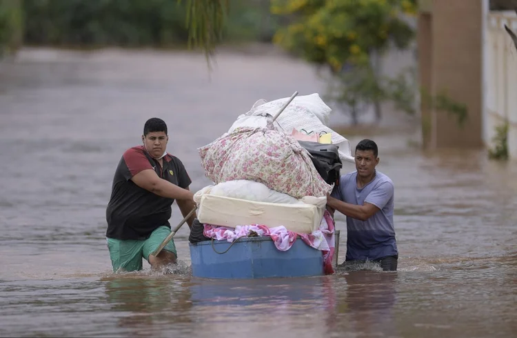 Forte chuva provoca enchente em Juatuba, Minas Gerais (Douglas MAGNO/AFP)