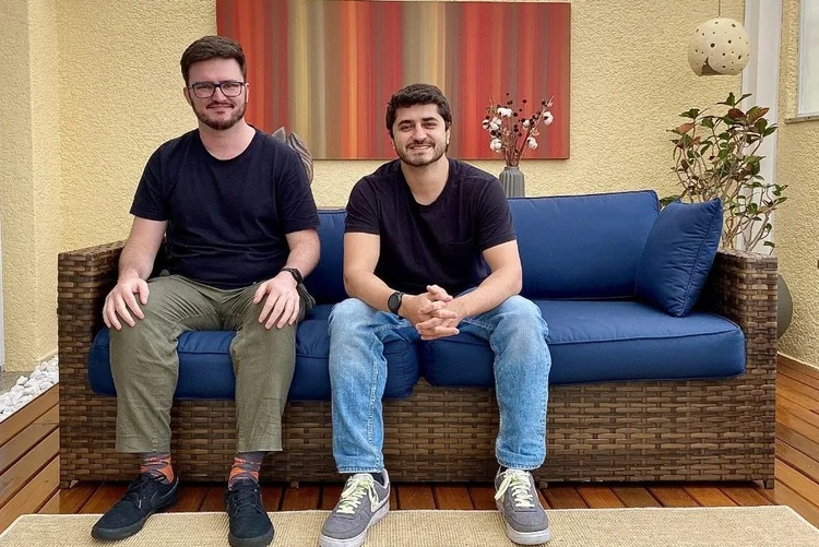 Luiz Dorocinski (à esquerda) e André Vilar, cofundadores da fintech Monis, de poupança por assinatura | Foto: Divulgação (Monis/Divulgação)
