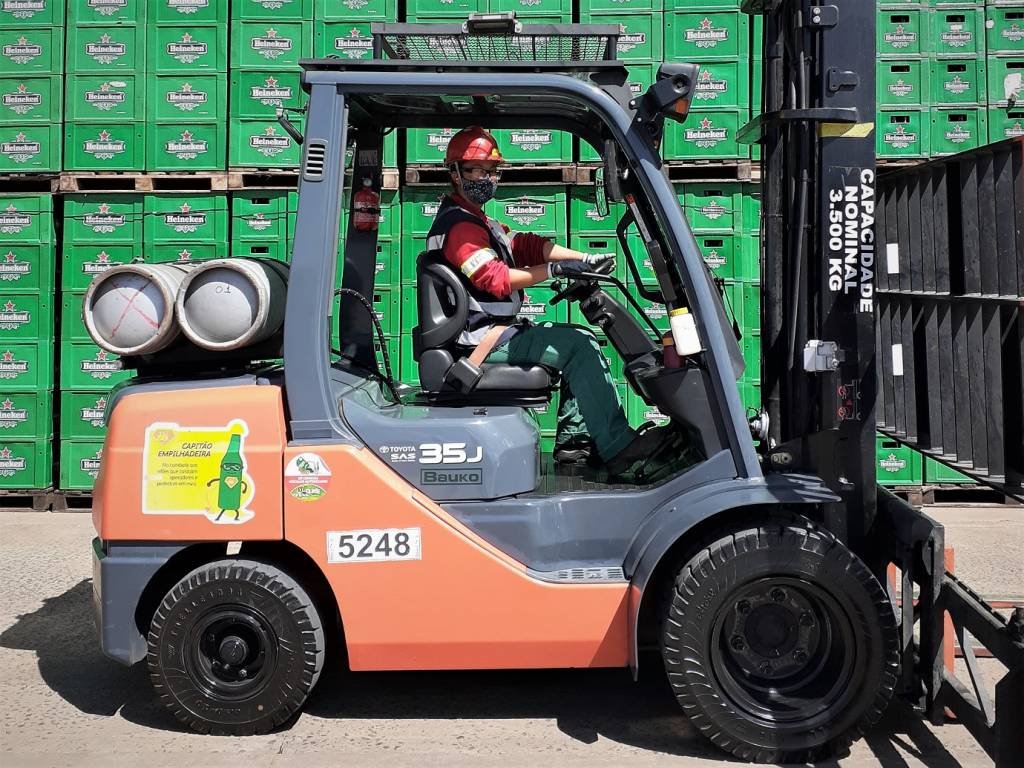 Heineken contrata 2,5 mil e mulheres assumem caminhões