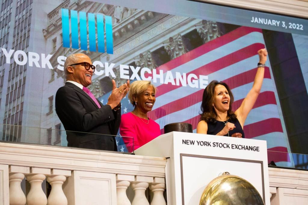 Sharon Bowen (à direita), presidente do conselho da NYSE, a Bolsa de Nova York, na cerimônia de abertura do primeiro pregão do ano (Michael Nagle/Bloomberg)