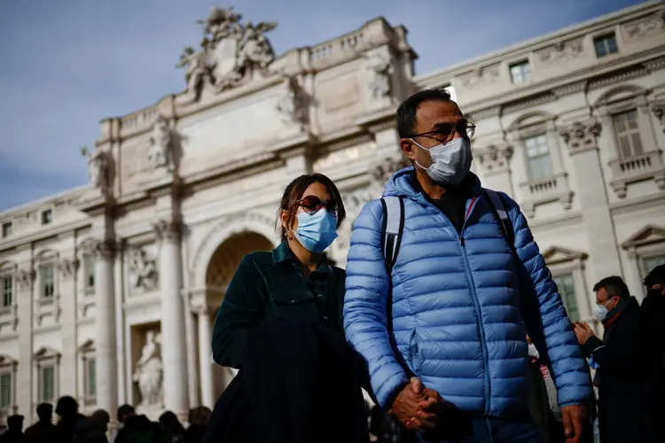 Transeuntes em Roma: Itália registra recorde de casos de covid (Guglielmo Mangiapane/Reuters)