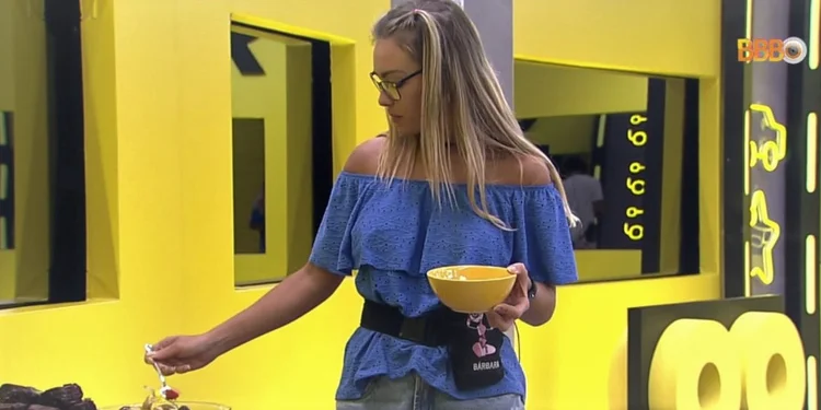 Bárbara Heck do BBB comendo em patrocínio da 99 (Globo/Reprodução)