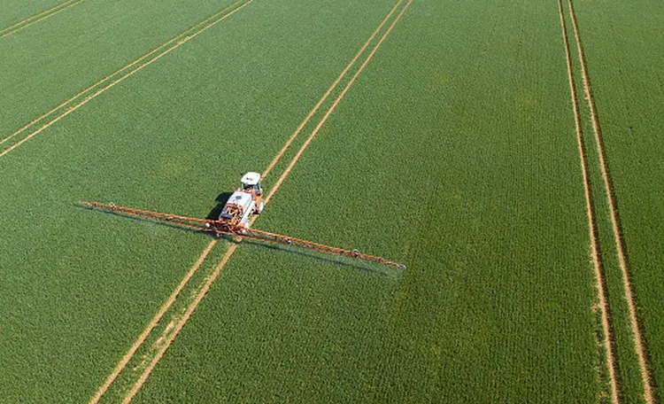 Propriedade rural é pulverizada na Europa: crise de fertilizantes impacta preço de alimentos (Getty Images/Getty Images)