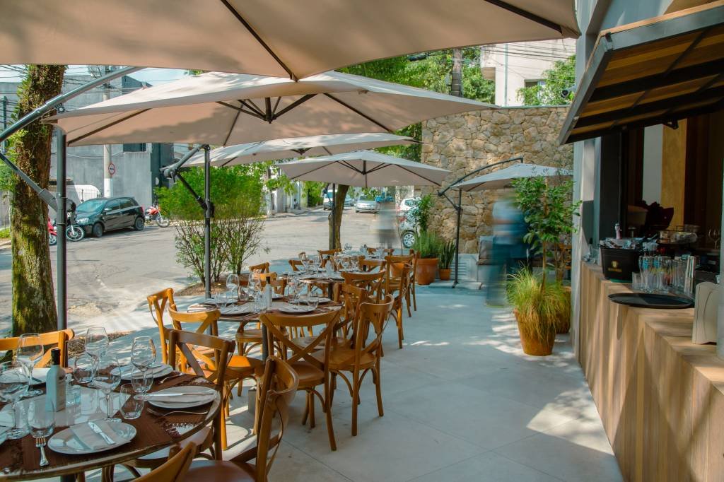 Dez bares e restaurantes com mesas ao ar livre em São Paulo